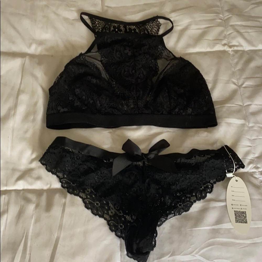 Matching bra/panty set lingerie